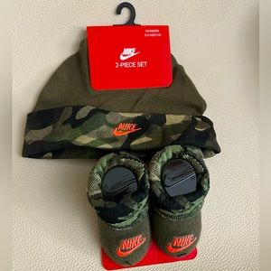 NWT Nike camo matching hat and sock set for baby 0-6months